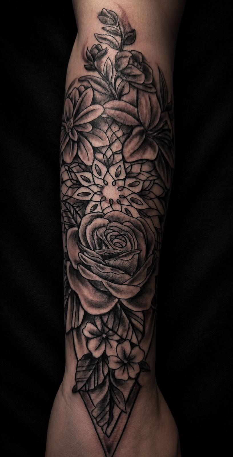 Ornamentales Tattoo mit Mandala, Rose und Blüten am Unterarm