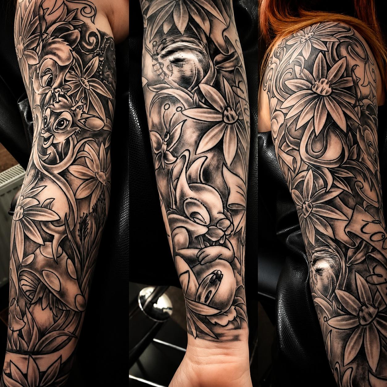 Black-&-Grey-Sleeve mit Blüten und Comicfiguren in drei Ansichten