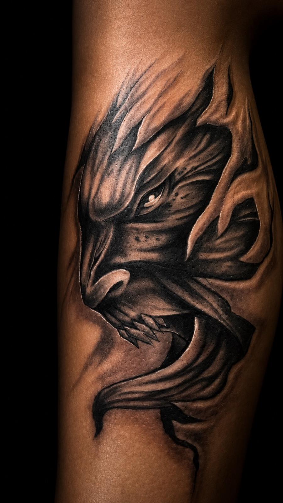 Black-&-Grey-Tattoo eines Fantasiewesens am Unterarm