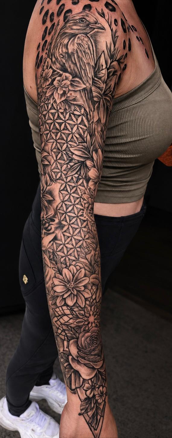 Ornamentaler Full-Sleeve mit Vogel, Blüten und Dotwork-Muster