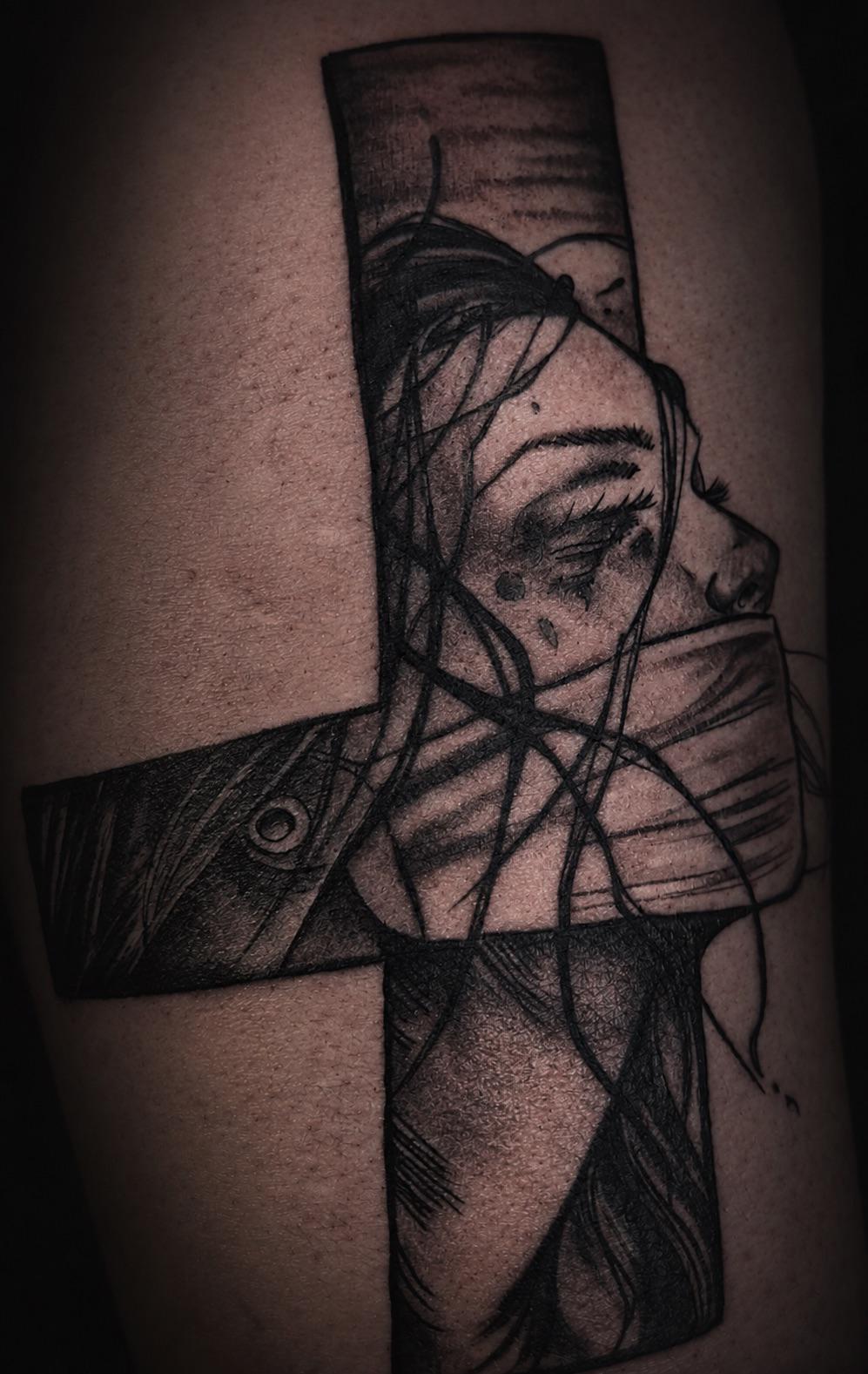 Black-&-Grey-Tattoo eines Frauenporträts in einem Kreuz