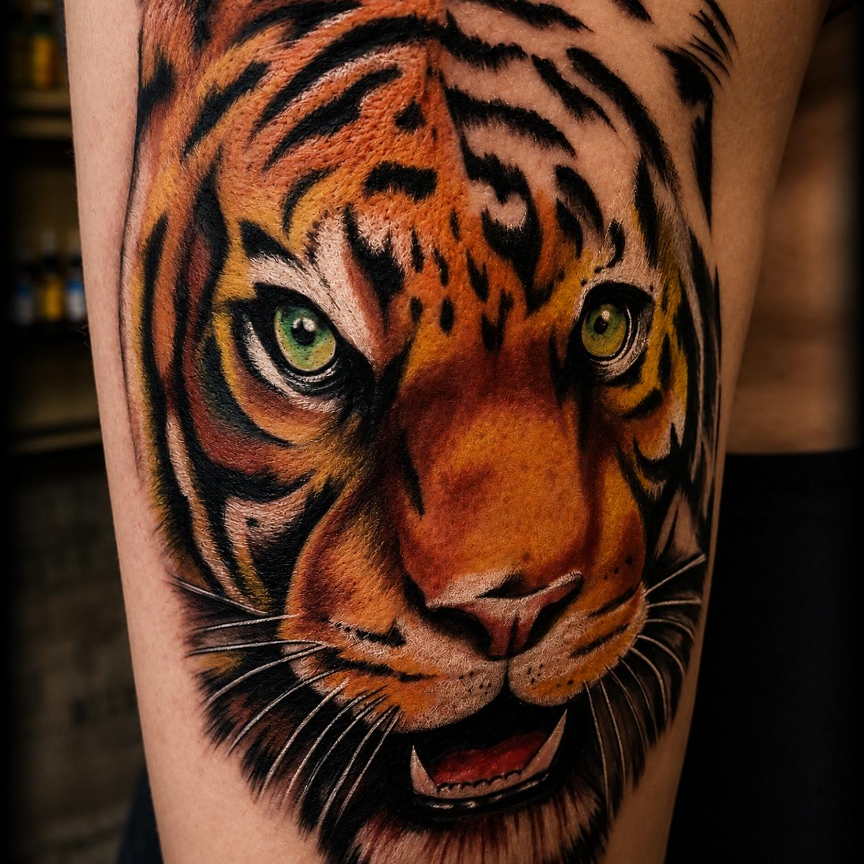 Farbiges realistisches Tiger-Tattoo am Oberschenkel