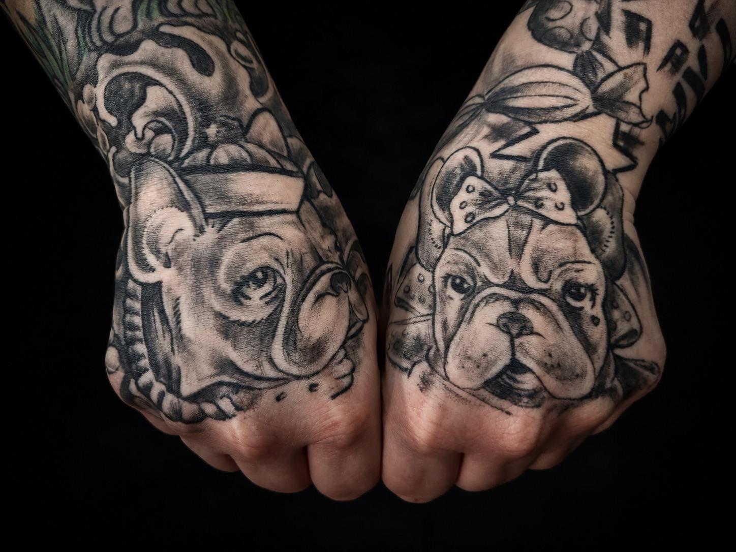 Zwei Hand-Tattoos mit Bulldoggen-Motiven in Black & Grey