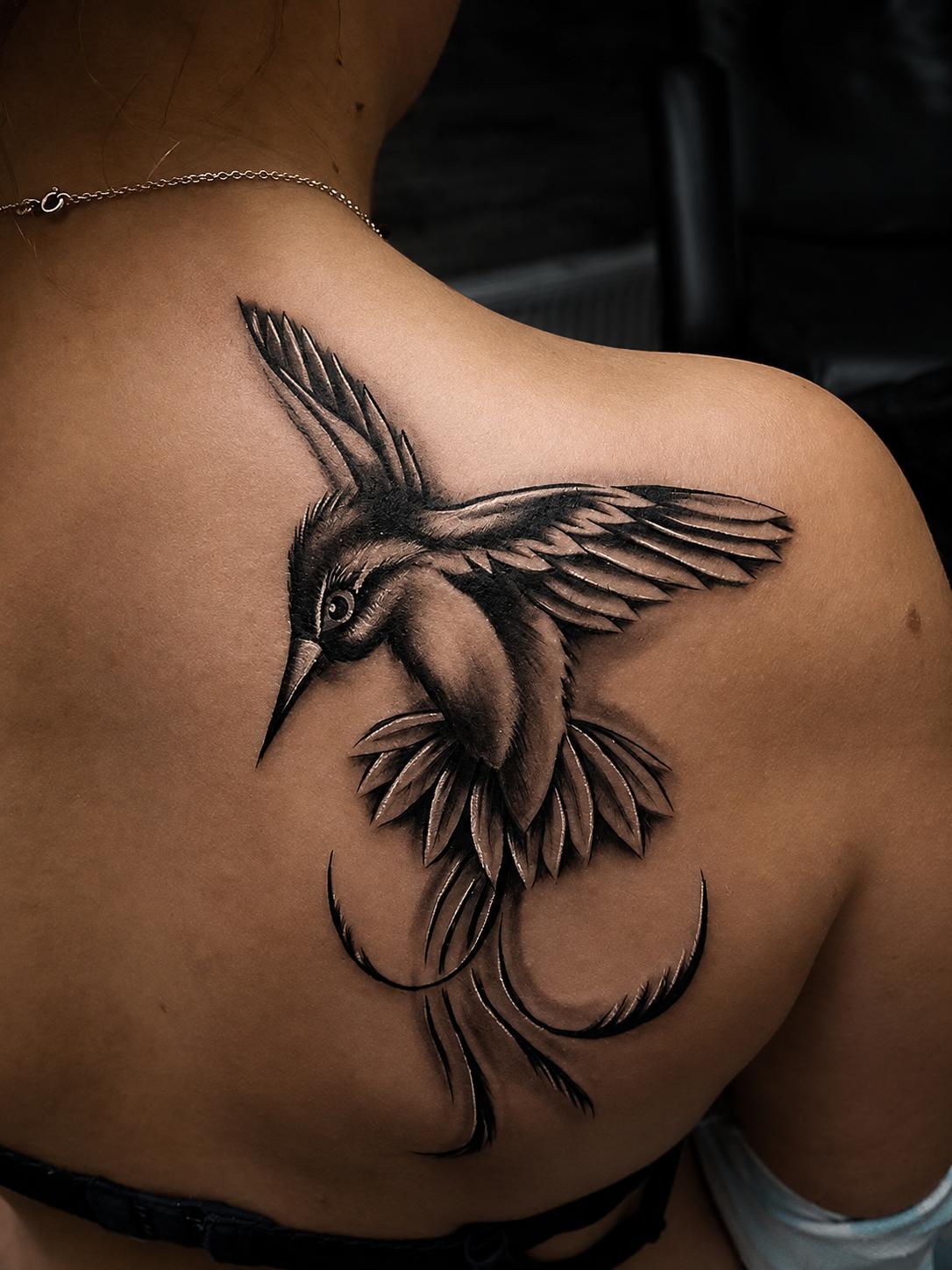 Realistisches Black-&-Grey-Tattoo eines Kolibris auf dem Rücken