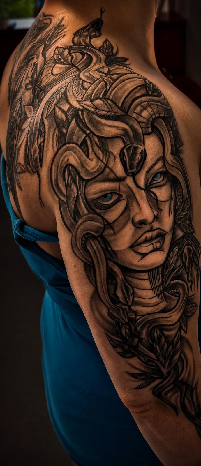 Großes Medusa-Tattoo mit Schlangen auf Schulter und Oberarm