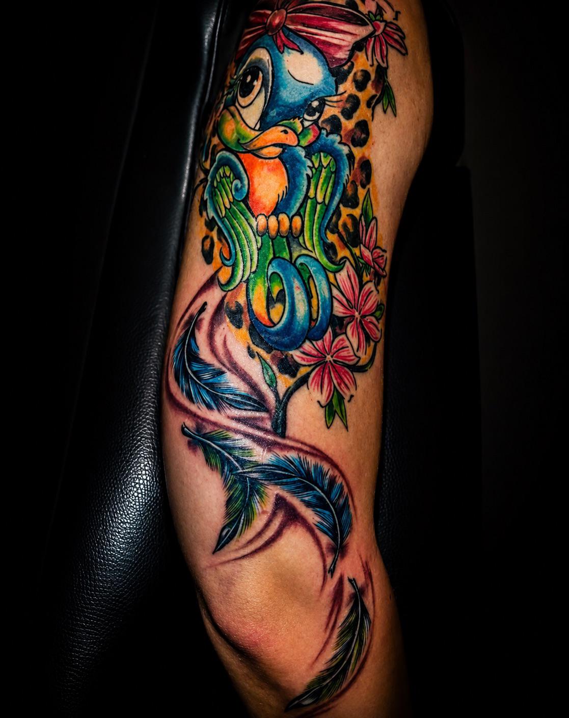 Farbiges New-School-Tattoo eines Vogels mit Federn und Blüten