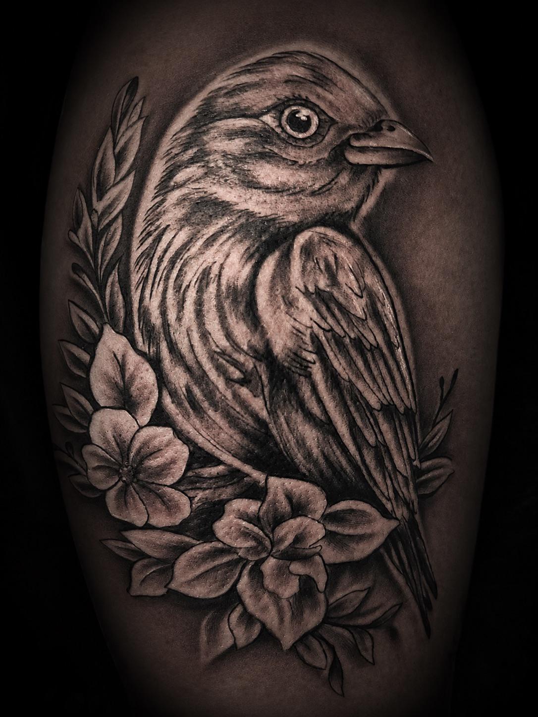 Realistisches Black-&-Grey-Tattoo eines Vogels mit Blüten